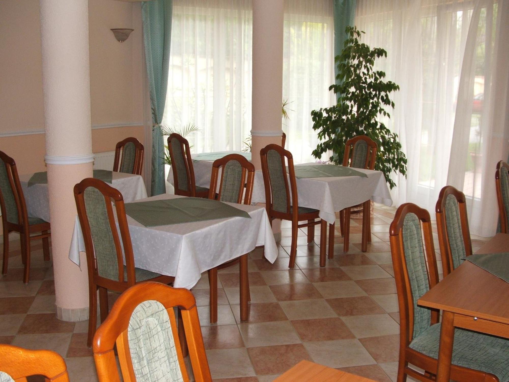 Bed and Breakfast Korona Panzio Дебрецен Экстерьер фото