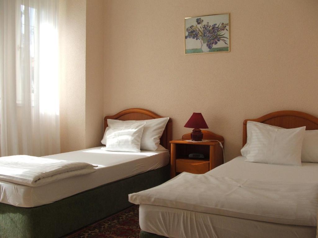 Bed and Breakfast Korona Panzio Дебрецен Экстерьер фото